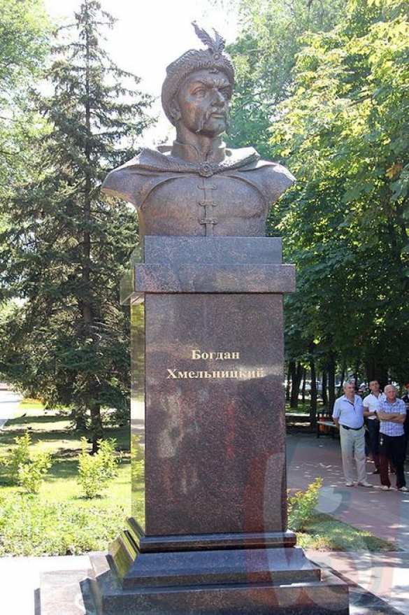 Памятник Богдану Хмельницкому восстановили в Белгороде (фото) | Русская весна