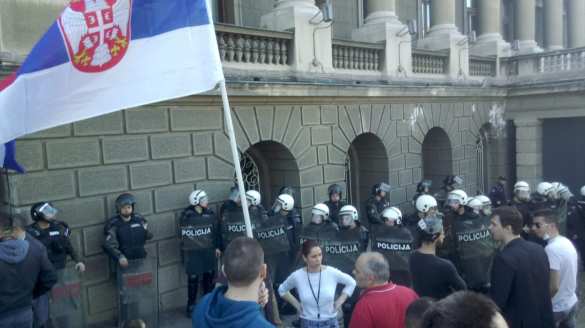 В Сербии протестующие прорвали ограждение у дворца президента (ФОТО, ВИДЕО) | Русская весна
