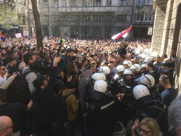 В Сербии протестующие прорвали ограждение у дворца президента (ФОТО, ВИДЕО) | Русская весна