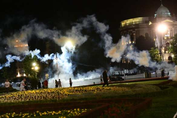 Белград горит и бушует: сербы протестуют против комендантского часа (ФОТО, ВИДЕО) | Русская весна