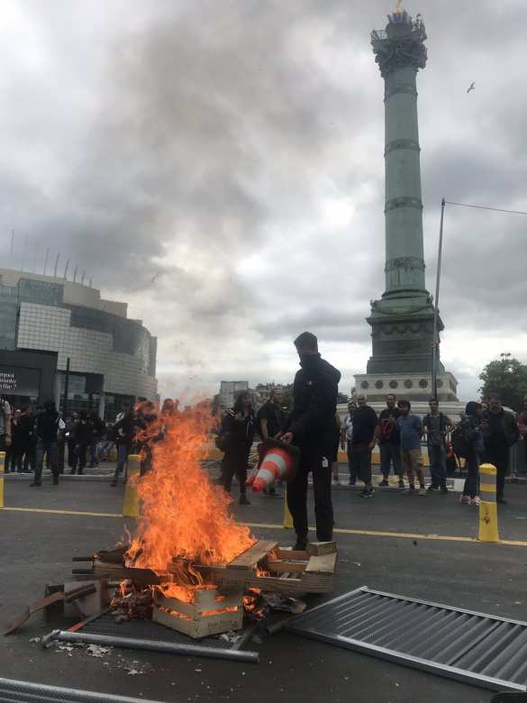 Беспорядки в Париже: баррикады перед Триумфальной аркой — ПРЯМАЯ ТРАНСЛЯЦИЯ — Смотрите и комментируйте с РВ (ФОТО, ВИДЕО) | Русская весна