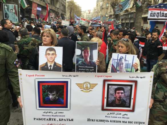 «Бессмертный полк»: 10000 сирийцев пронесли плакаты военных России и САР в благодарность за освобождение Алеппо (ФОТО) | Русская весна