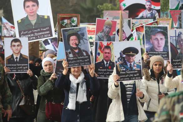 «Бессмертный полк»: 10000 сирийцев пронесли плакаты военных России и САР в благодарность за освобождение Алеппо (ФОТО) | Русская весна