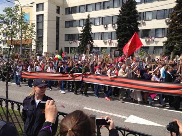 Вслед за парадом Победы на улицы Донецка вышел многотысячный «Бессмертный полк» (ФОТО, ВИДЕО) | Русская весна
