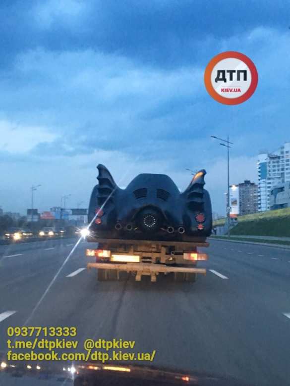 На парад? В Киеве замечен Бэтмобиль (ФОТО) | Русская весна