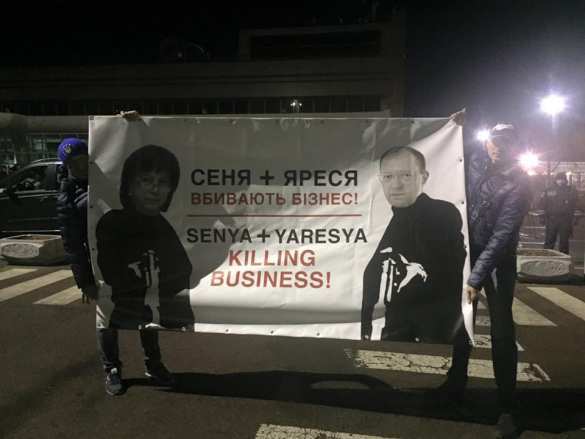 В аэропорту Байдена встречал Автомайдан с призывами не верить Яценюку (ФОТО) | Русская весна