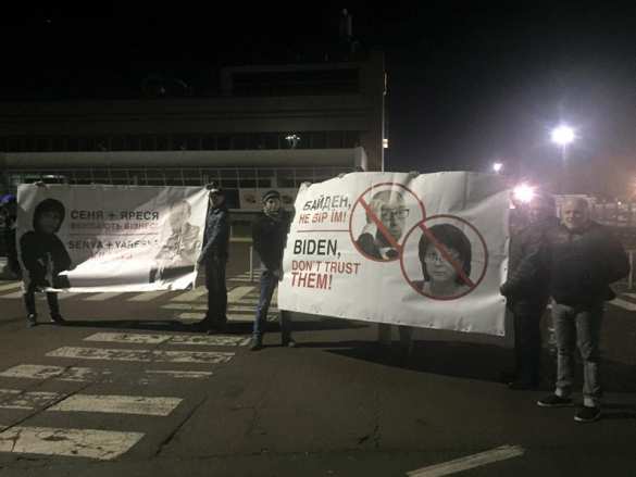 В аэропорту Байдена встречал Автомайдан с призывами не верить Яценюку (ФОТО) | Русская весна