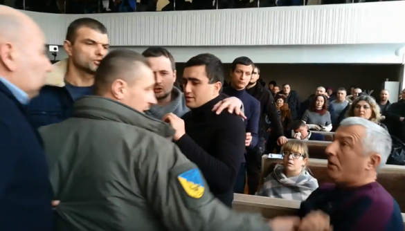 Типичная Украина: В Черкассах «активисты» заставили депутатов голосовать за роспуск горсовета (ФОТО, ВИДЕО 18+) | Русская весна