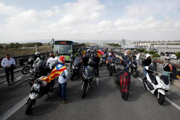 В Барселоне протестующие пытаются захватить аэропорт (ФОТО, ВИДЕО) | Русская весна