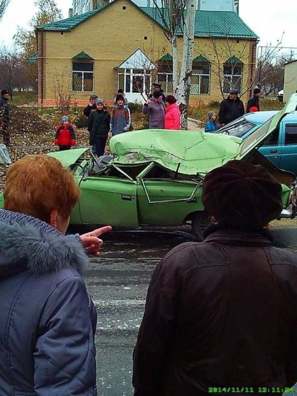 Артемовск: БМП оккупантов раздавила «Москвич», водитель и пассажир в тяжелом состоянии (фото)  | Русская весна