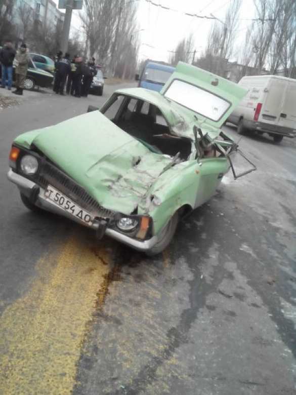 Артемовск: БМП оккупантов раздавила «Москвич», водитель и пассажир в тяжелом состоянии (фото)  | Русская весна