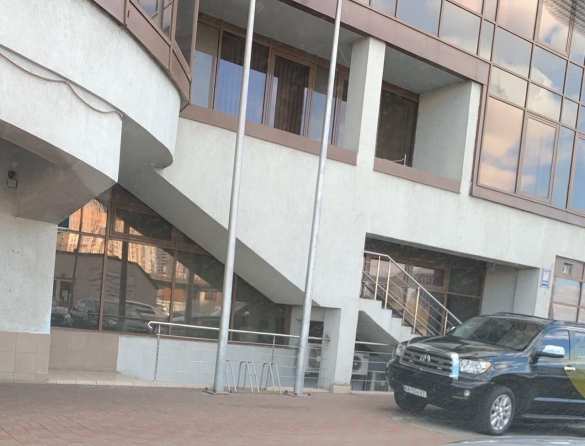 Яценюка в маске привели под руки в киевскую клинику (+ФОТО) | Русская весна