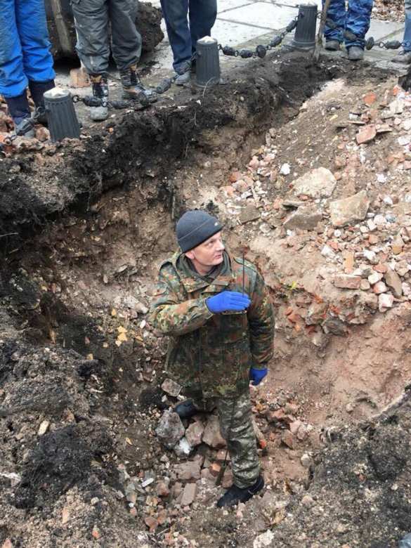 Дна нет: в Харькове раскопали могилу коммуниста (ФОТО, ВИДЕО) | Русская весна