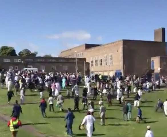 Автомобиль въехал в толпу празднующих Ураза-Байрам в Британии (ФОТО, ВИДЕО) | Русская весна