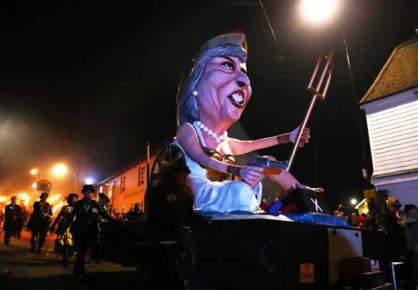 Англичане сожгли голого Ким Чен Ына, Трампа, Терезу Мэй и Вайнштейна (ФОТО, ВИДЕО) | Русская весна