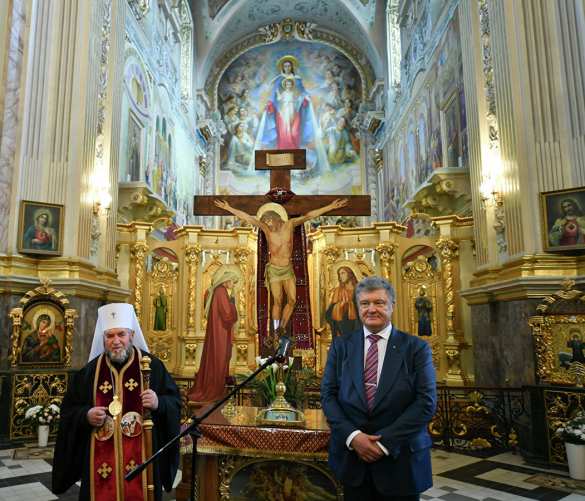 «Вынашивает томос или украл икону»: в Сети смеются над Порошенко в странном пиджаке (+ВИДЕО, ФОТО) | Русская весна