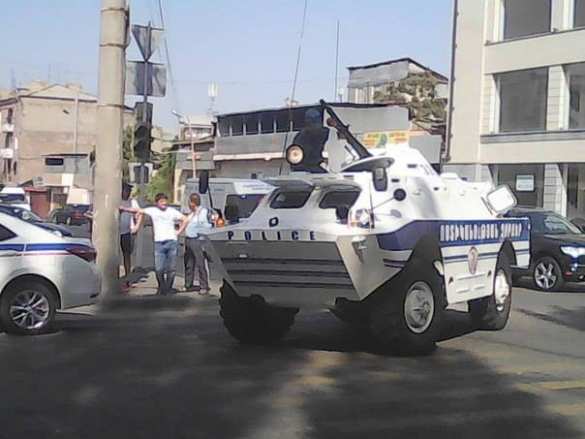 ВАЖНО: Захватившие здание полиции в Ереване требуют отставки властей и заявляют о начале переворота (+ВИДЕО, ФОТО) | Русская весна