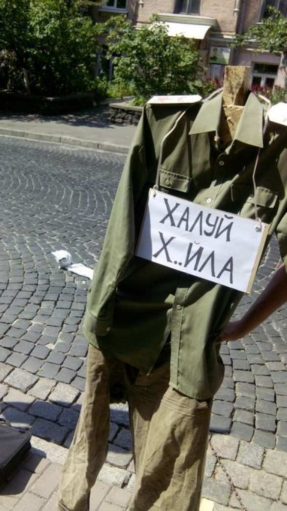 У посольства Белоруссии в Киеве отрубили голову чучелу Лукашенко (фото) | Русская весна