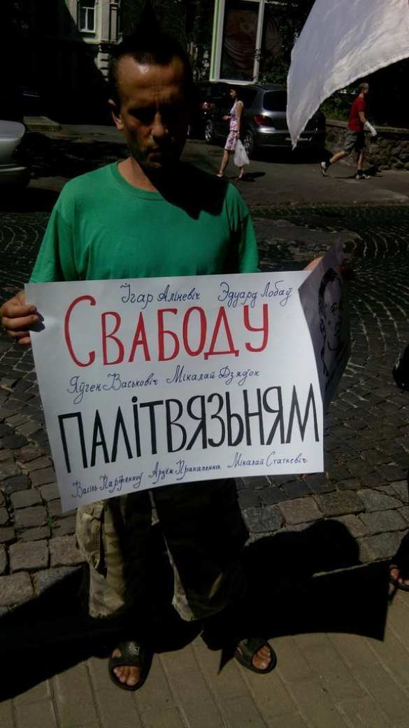 У посольства Белоруссии в Киеве отрубили голову чучелу Лукашенко (фото) | Русская весна