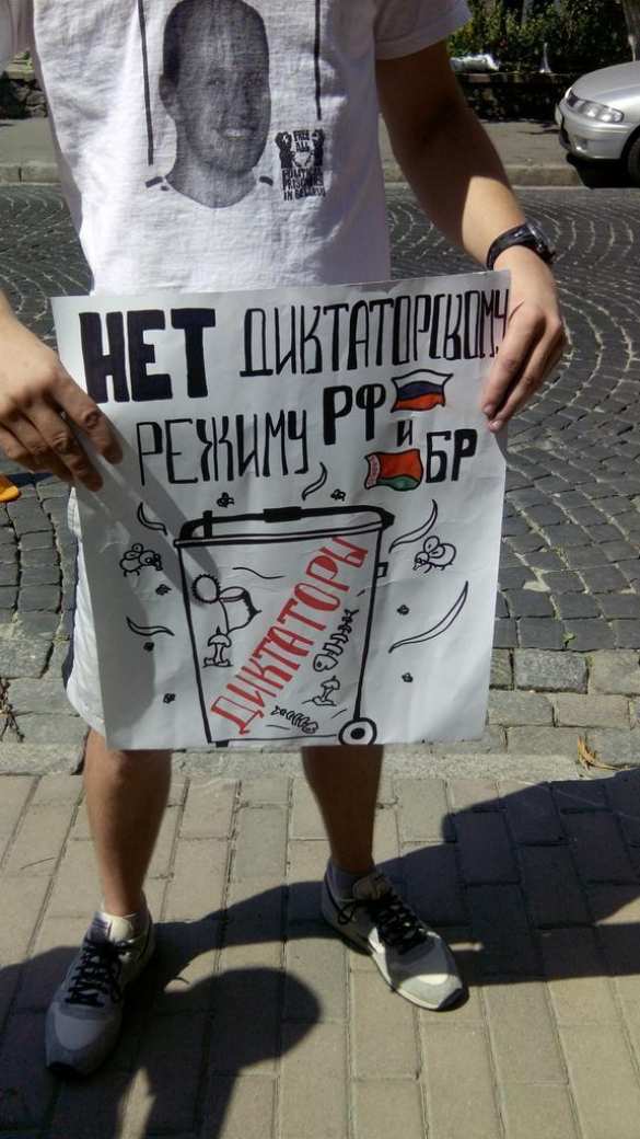 У посольства Белоруссии в Киеве отрубили голову чучелу Лукашенко (фото) | Русская весна