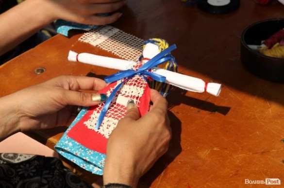 Пока украинская армия гибнет на Донбассе, свидомая молодежь отрывается на фестивале украинского духа Бандерштат под Луцком (фото, видео) | Русская весна