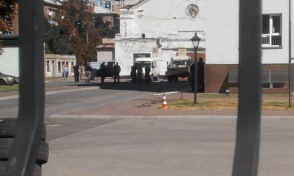 В Черкассах облэнерго заблокировали грузовиками и шинами, людей не выпускают из здания (ФОТО) | Русская весна