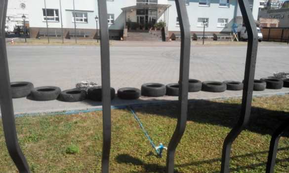 В Черкассах облэнерго заблокировали грузовиками и шинами, людей не выпускают из здания (ФОТО) | Русская весна