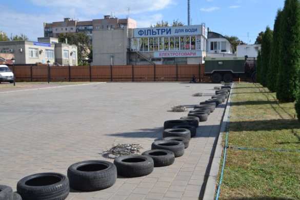 В Черкассах облэнерго заблокировали грузовиками и шинами, людей не выпускают из здания (ФОТО) | Русская весна