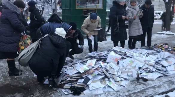 «Чёрная пятница» по-украински: гора колготок на тротуаре поразила пользователей Сети (ФОТО, ВИДЕО) | Русская весна