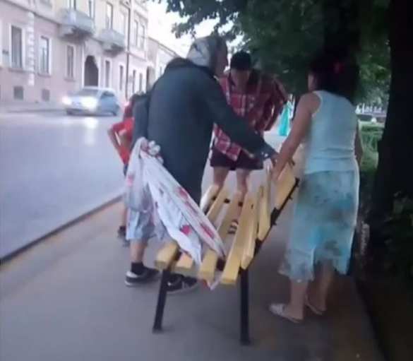Пенсионерка украла скамейку с центральной площади Черновцов (ФОТО, ВИДЕО) | Русская весна