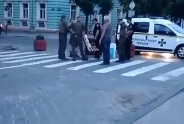 Пенсионерка украла скамейку с центральной площади Черновцов (ФОТО, ВИДЕО) | Русская весна