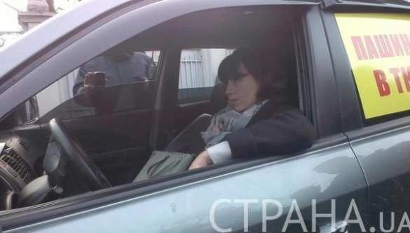 Скандал: Для нардепа Чорновол, пытавшейся угнать авто под Радой, пришлось вызывать бригаду скорой психиатрической помощи (ФОТО + ВИДЕО 18+) | Русская весна