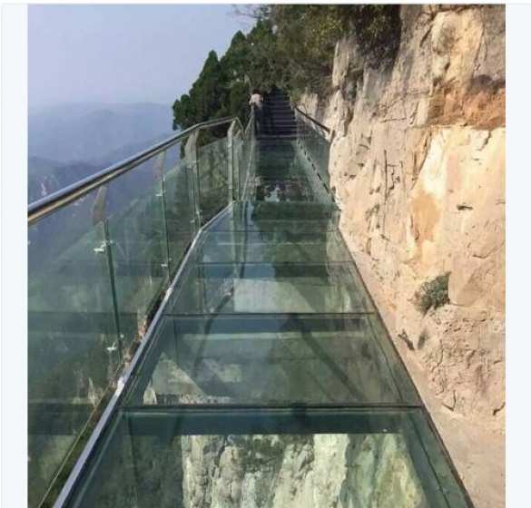 В Китае открытый 2 недели назад стеклянный мост треснул под ногами туристов | Русская весна