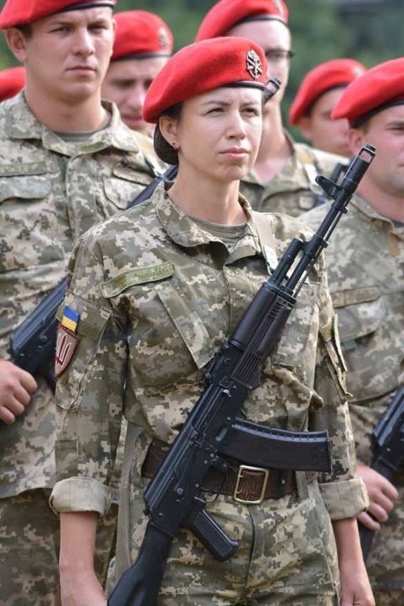 «Уже и со справкой принимают?»: Черновол приняла военную присягу (ФОТО, ВИДЕО) | Русская весна
