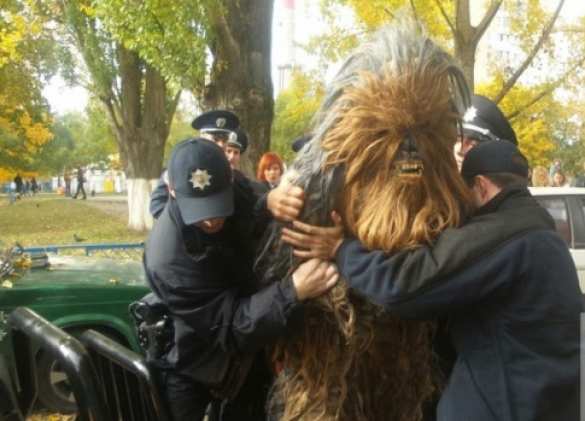 В Одессе Полицейская Академия задержала Чубакку, который вез команду Дарта Вейдера на выборы (шокирующее ВИДЕО) | Русская весна
