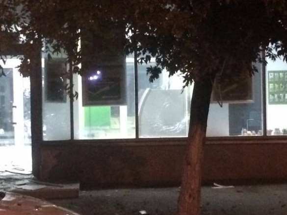 Ночью в Киеве разгромили отделение Сбербанка России (обновлено, добавлено ФОТО) | Русская весна