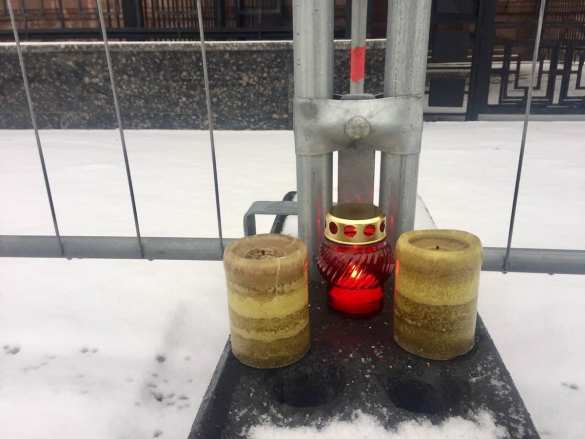 «Россия! Скорбим вместе с вами!» — украинцы несут цветы к посольству России (ФОТО) | Русская весна