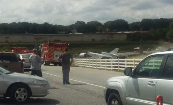 В США при посадке развалился реактивный самолёт: пилоты мертвы (ФОТО, ВИДЕО) | Русская весна