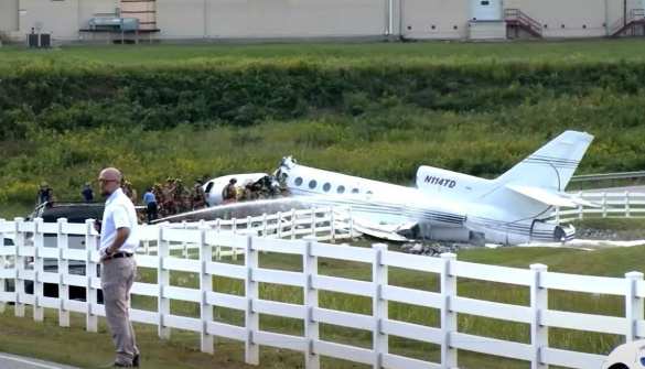 В США при посадке развалился реактивный самолёт: пилоты мертвы (ФОТО, ВИДЕО) | Русская весна