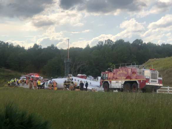 В США при посадке развалился реактивный самолёт: пилоты мертвы (ФОТО, ВИДЕО) | Русская весна