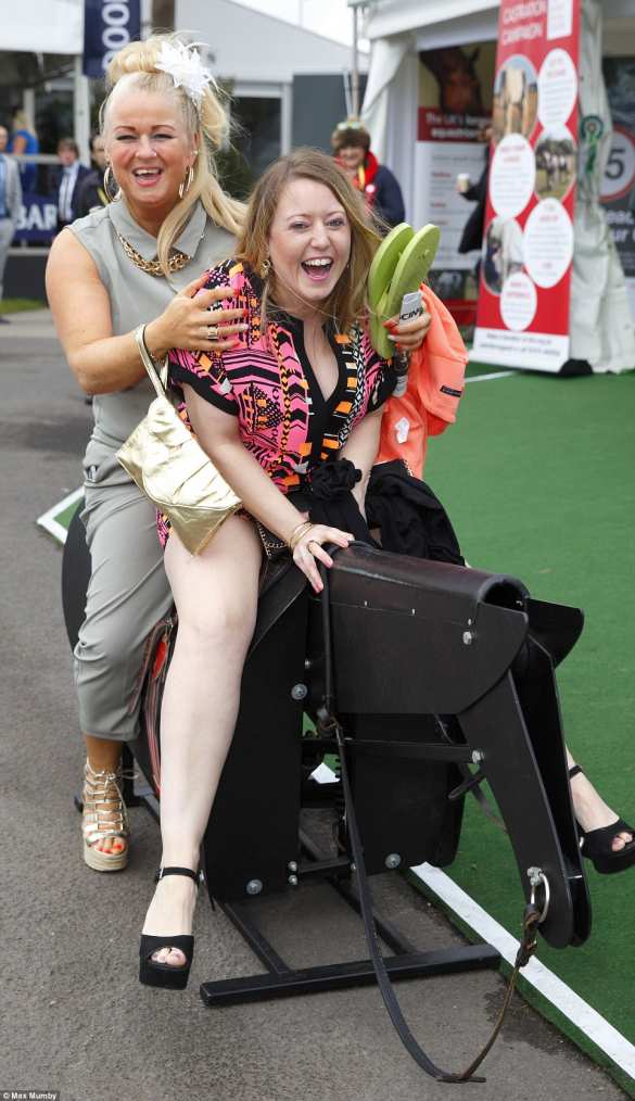 Их нравы: шокирующий День Леди в Британии (ФОТО 18+) | Русская весна