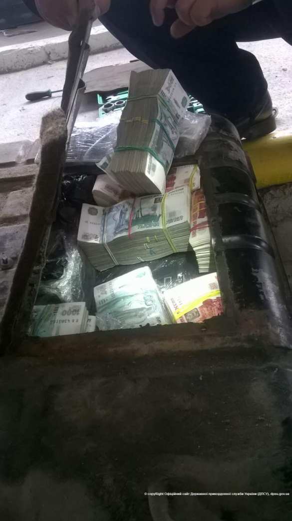 Украинец пытался провезти в Россию 500 млн рублей в бензобаке автомобиля (+ФОТО) | Русская весна