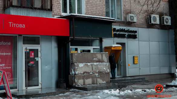 Мэр Днепропетровска забаррикадировал вход в популярную «наливайку» бетонными блоками (ФОТО) | Русская весна