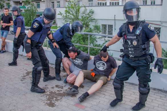 Побоище в Днепропетровске: «ультрас» запихивает за шиворот спецназу горящую пиротехнику (ФОТО, ВИДЕО) | Русская весна