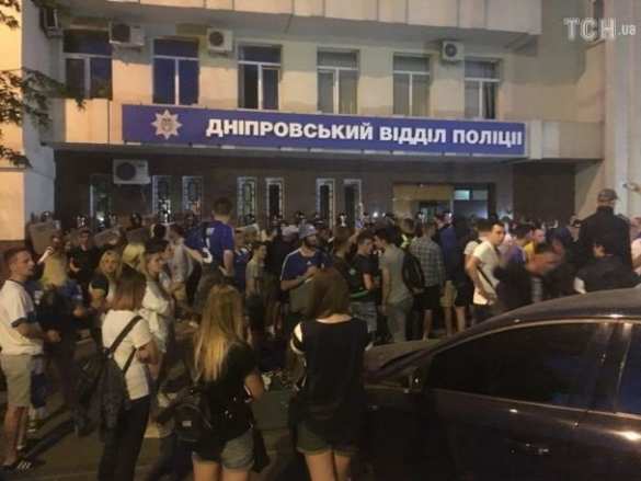 Побоище в Днепропетровске: «ультрас» запихивает за шиворот спецназу горящую пиротехнику (ФОТО, ВИДЕО) | Русская весна