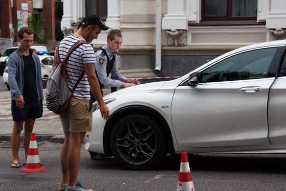 Это Украина: пешеход-наркоман походил по крыше автомобиля, водитель открыл стрельбу (ФОТО, ВИДЕО) | Русская весна