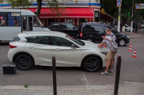 Это Украина: пешеход-наркоман походил по крыше автомобиля, водитель открыл стрельбу (ФОТО, ВИДЕО) | Русская весна