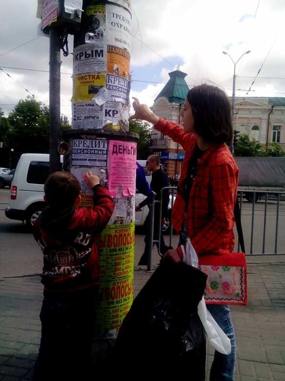 «Вата, забудь про море!» — в Днепропетровске майданщица сорвала 5 кг объявлений об отдыхе в Крыму (ФОТО) | Русская весна
