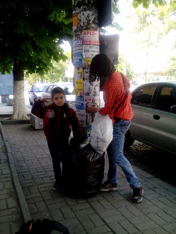 «Вата, забудь про море!» — в Днепропетровске майданщица сорвала 5 кг объявлений об отдыхе в Крыму (ФОТО) | Русская весна