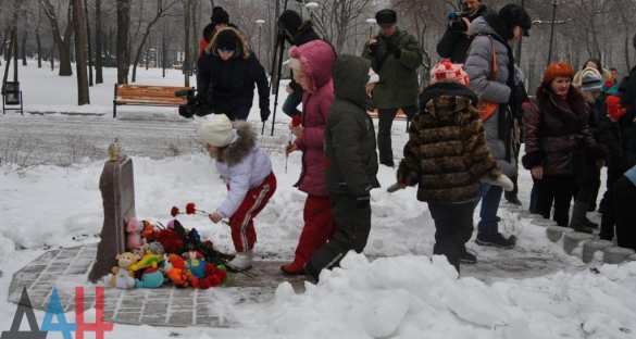 На Аллее ангелов в Донецке почтили память детей, ставших жертвами агрессии Киева (ФОТО) | Русская весна